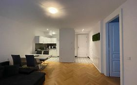 1St City La Opera Suites